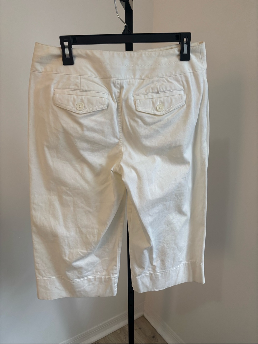 Women's off-white capri pants - Picture 2 of 4